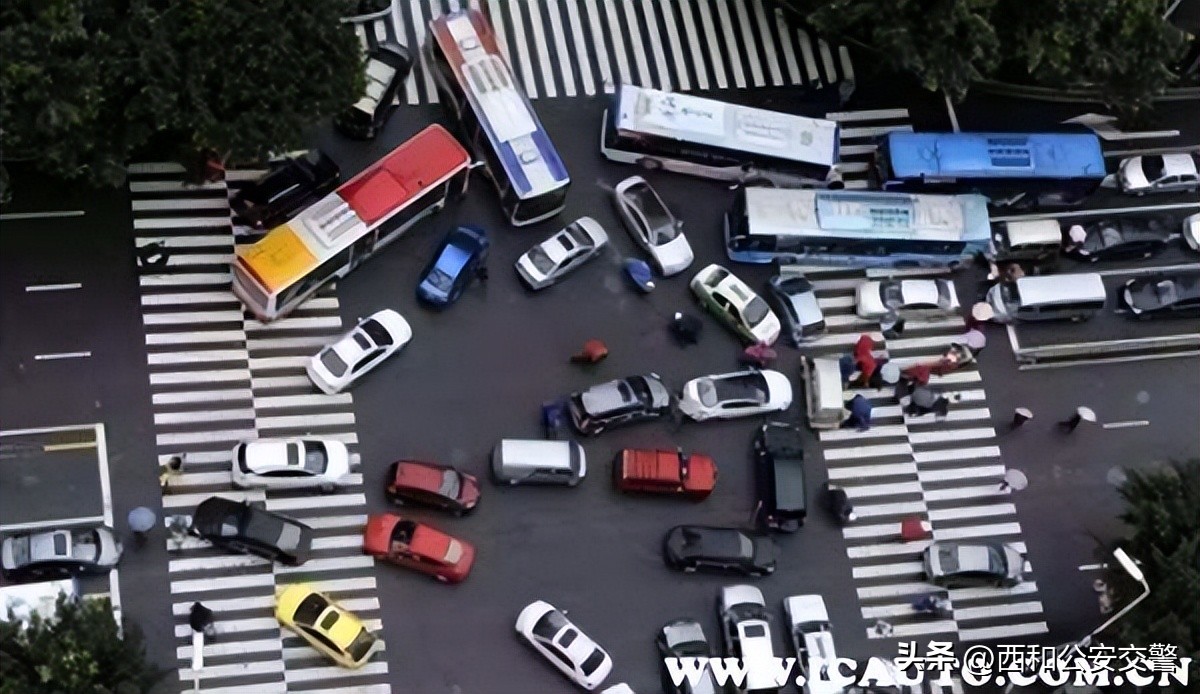 十字路口红绿灯左转弯技巧图解,十字路口红绿灯掉头规则图解