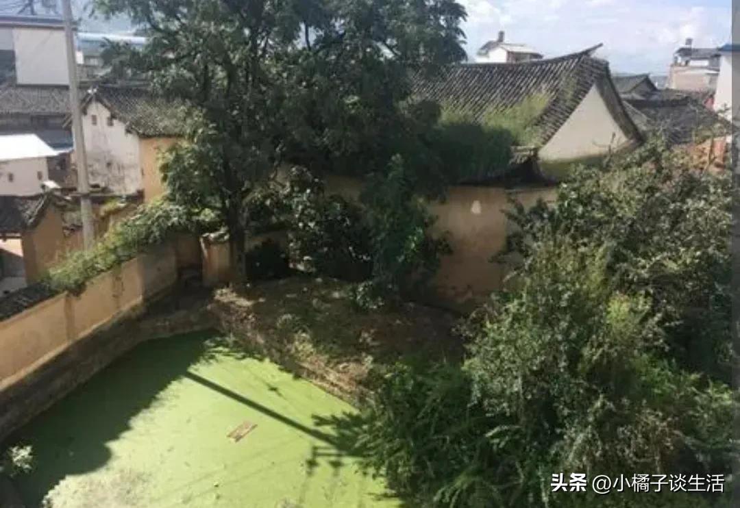 建房不怕门前坟成堆就怕屋后有坟,农村自建房顶落水口讲究