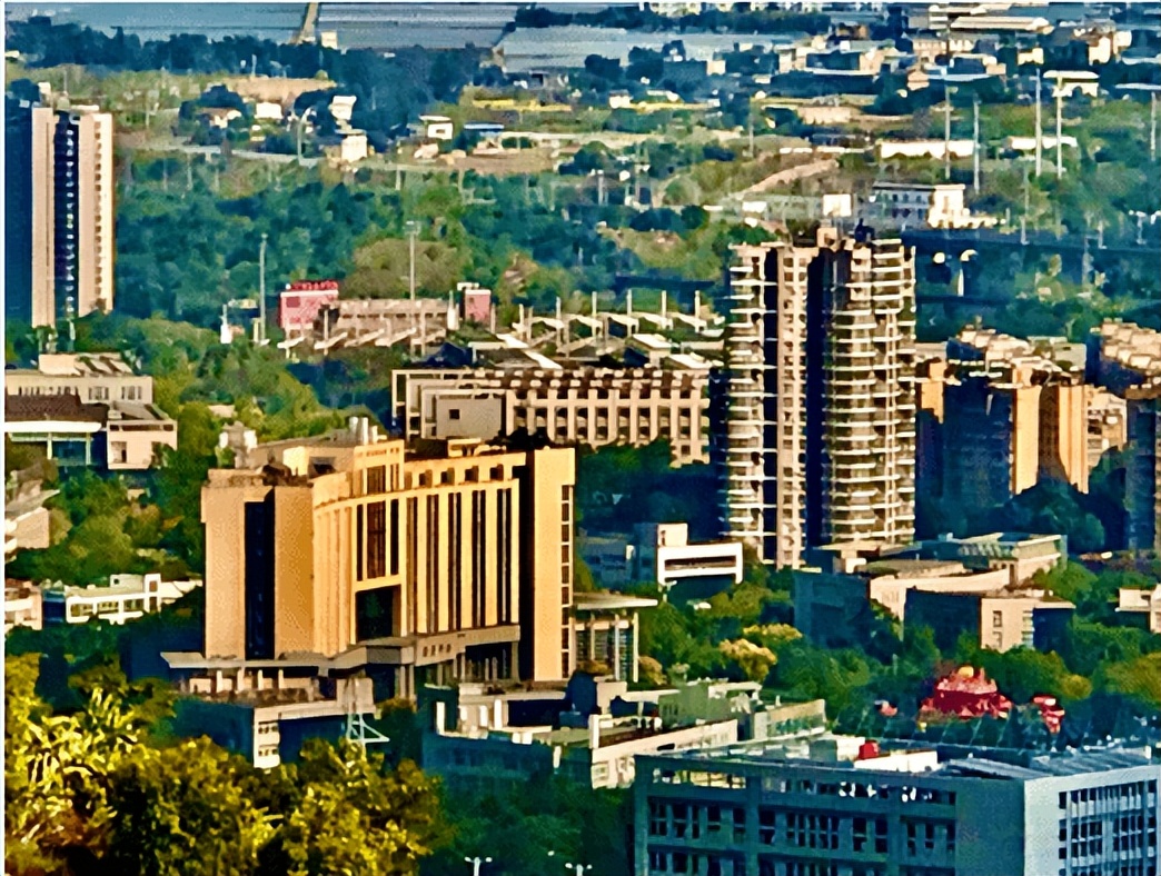 鏁f枃鑸媿,鏁f枃绔欏湪灞遍《閬ユ湜骞冲師