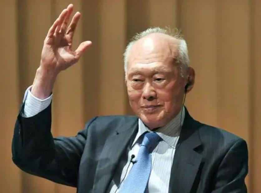 78年，*小平邓**访问新加坡，李光耀问他：如果你出生在新加坡会怎样