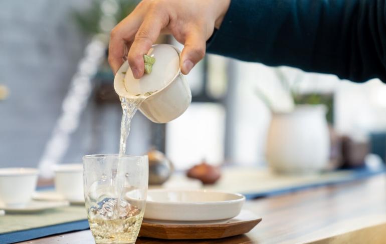 老人常说“夏天到，去燥火”，每天泡杯“降燥茶”，解渴又解暑