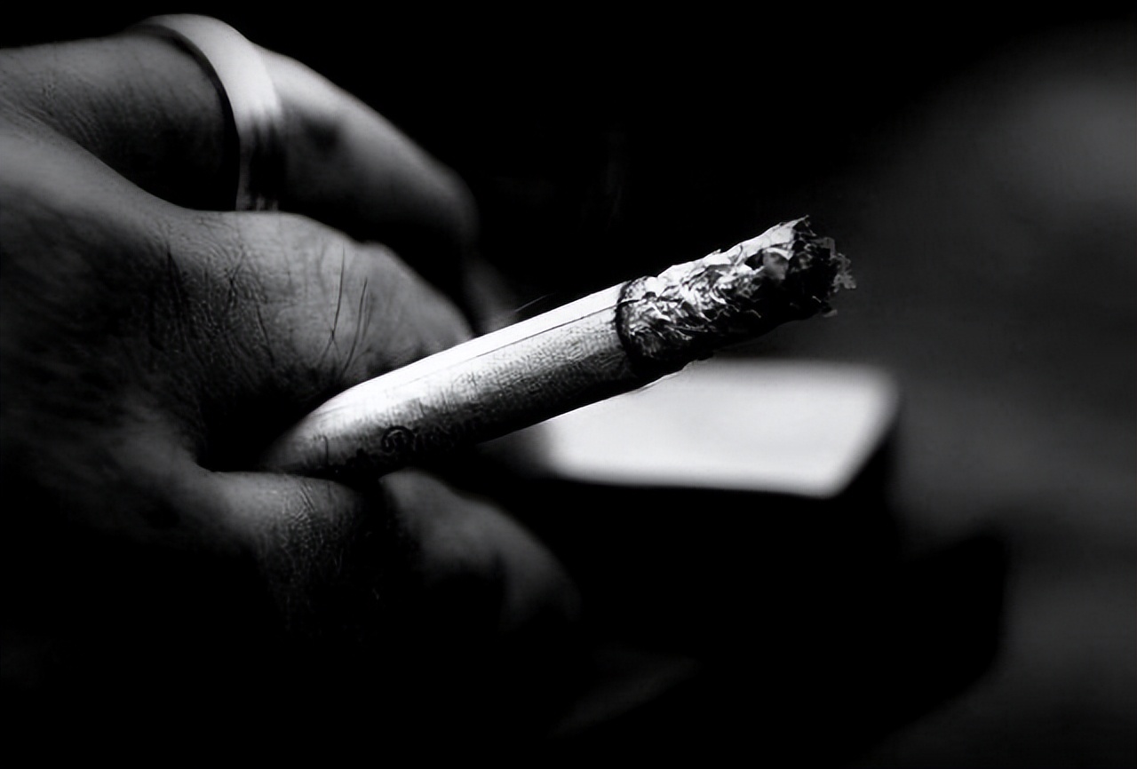 肺癌为什么一发现就是晚期腰疼,肺癌晚期患者脚老是麻的能活多久