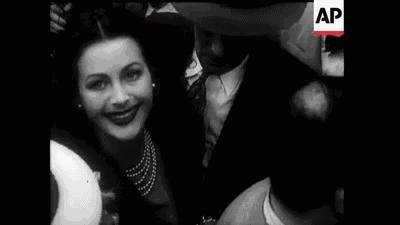 她是全球第一个全裸出镜的美女*星艳**,更是Wi-Fi之母、二战功臣