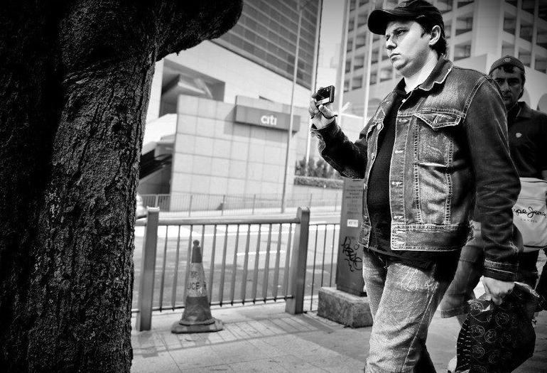 3名老外街头*戏调**中国女孩，公然挑衅警察，最终惨遭东北小伙围殴