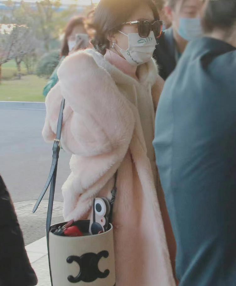 赵丽颖机场大衣,赵丽颖黑色带帽衣服