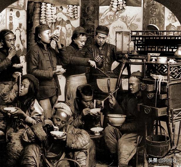 30张老照片再现！变态的纳粹，逼犹太人女人脱衣，集体*杀屠**