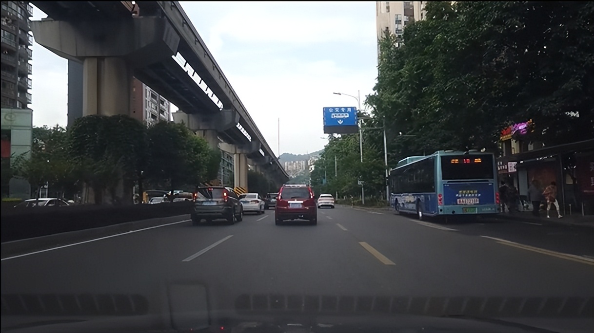 正确的踩刹车方法图解,正确踩刹车的方法与技巧