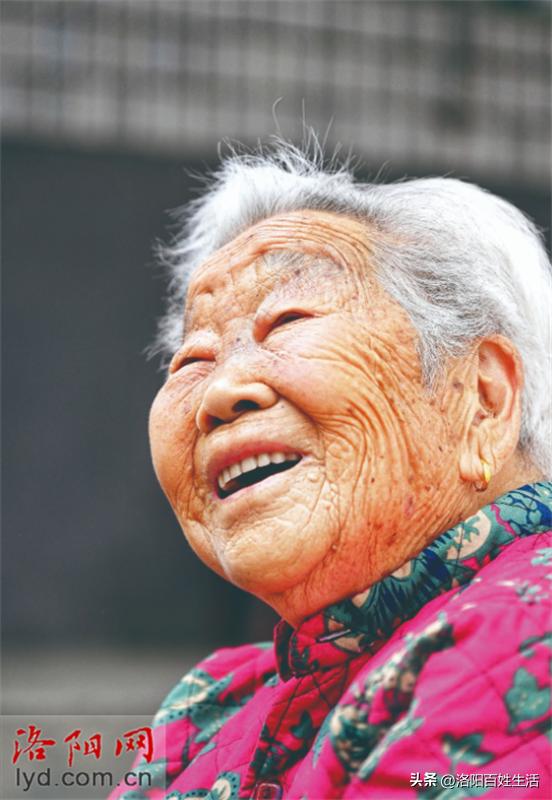 看看洛阳这位寿星“阳光奶奶”郑凤英:百岁高龄笑脸盈盈