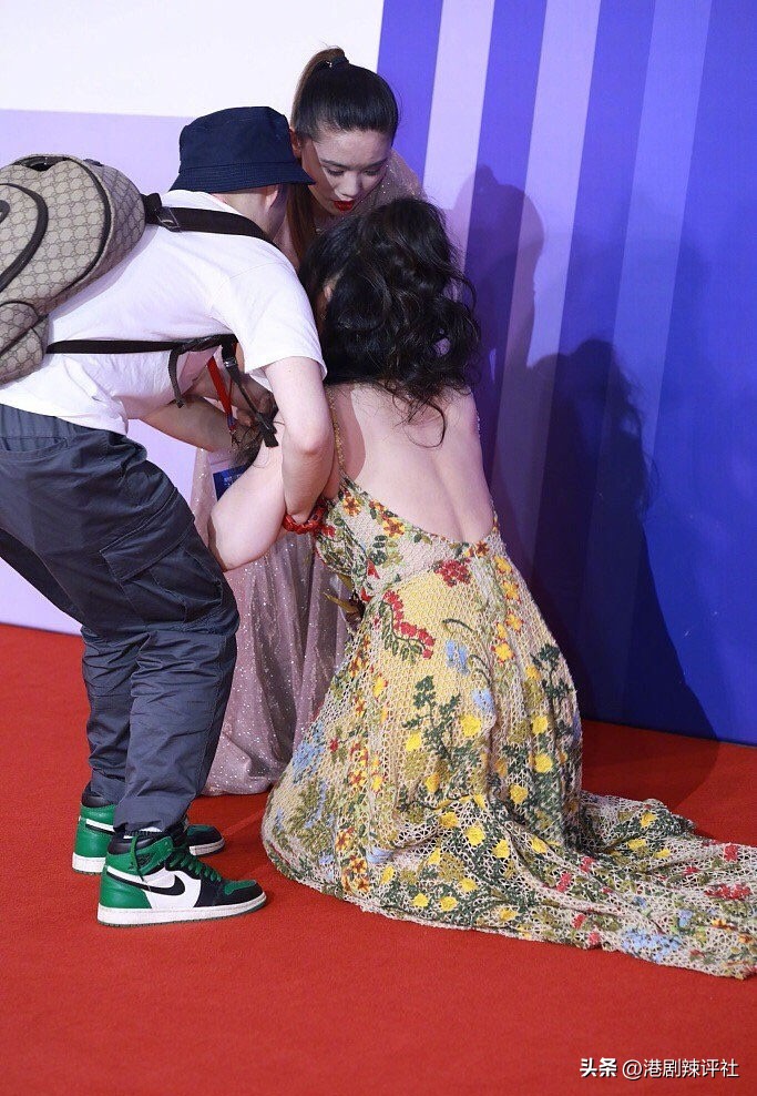 空中表演走光，胸前意外失守，这三位女星的社死瞬间太尴尬