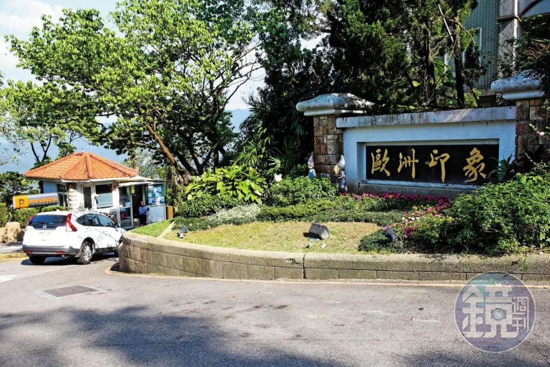 恋人妻、追青霞、混黑道、建豪宅，“武侠片之父”的江湖往事……