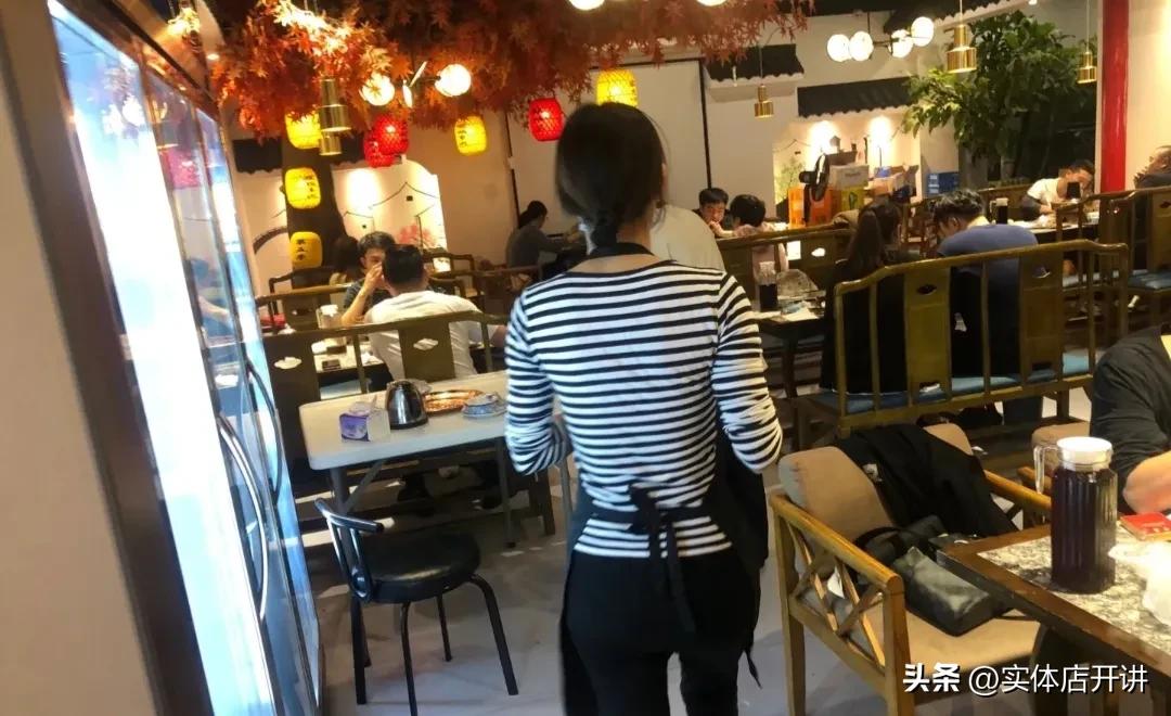 乡下小土妞儿开龙虾馆,农村土妞卖小龙虾