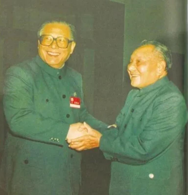 邓公培养了两位接班人，为何最终选了江*民泽**？邓公在晚年道出原因