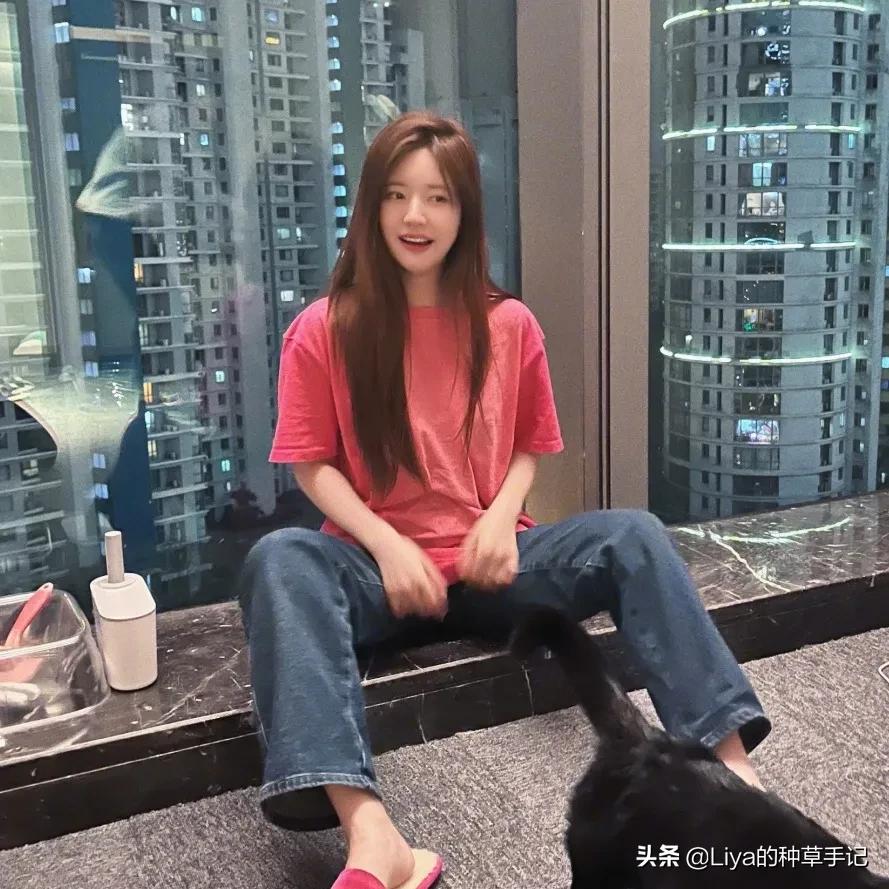 克莱因蓝和什么色搭配高级,35岁穿克莱因蓝好看吗