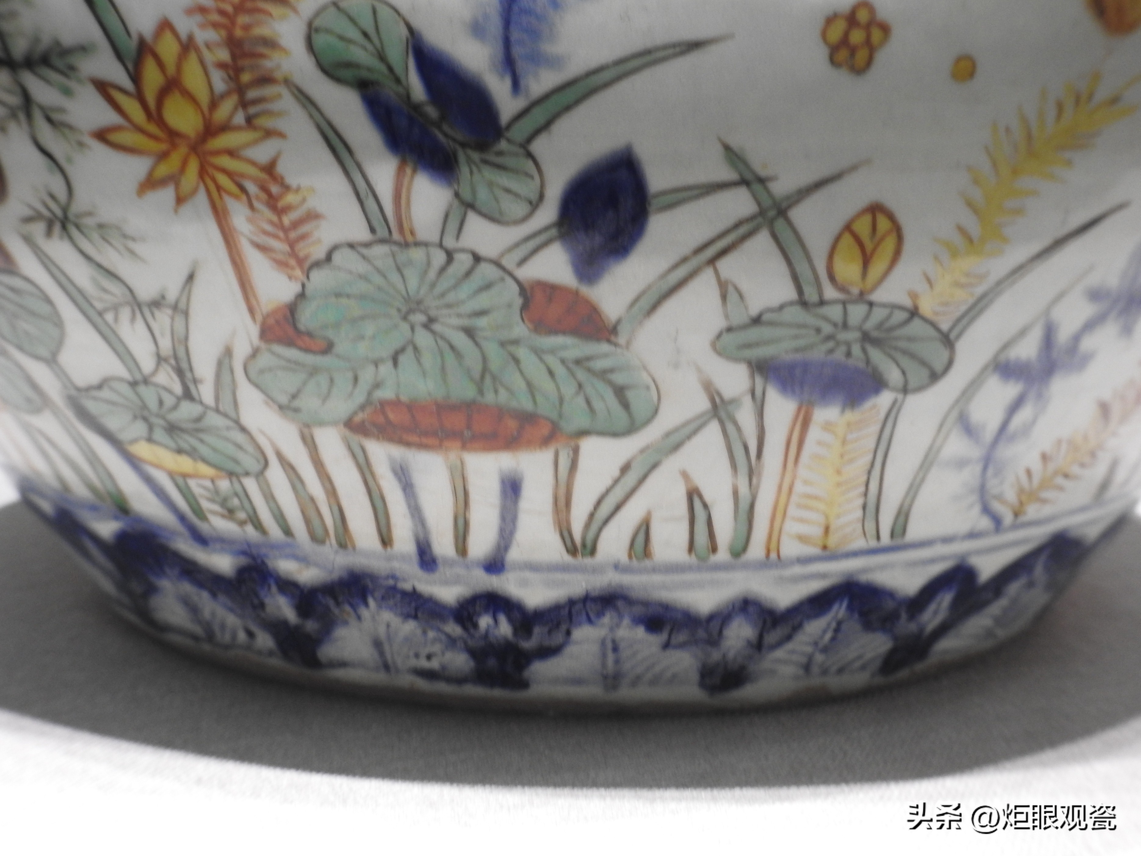 鱼乐其中——细观嘉靖五彩鱼藻纹罐的黄上红、翡翠绿、回石青