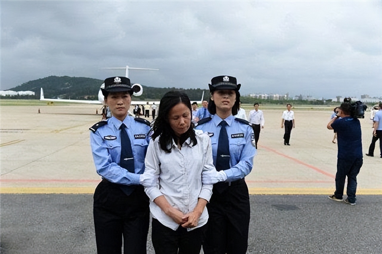 “绿帽贪官”许超凡：敛财4.8亿美元逃国，妻子却与国外人生下3子