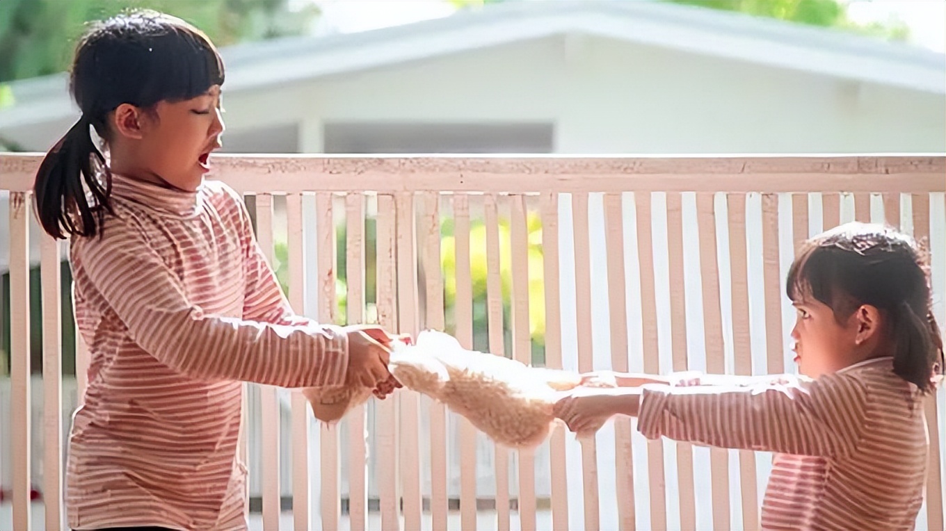 宝宝爱打人,父母不要以暴制暴,4个方法比说“不可以”还管用