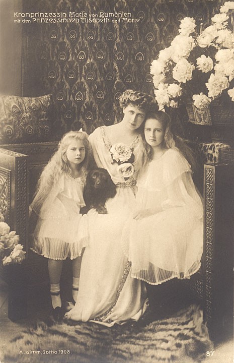 罗马尼亚末代皇后：18岁嫁王储，晚年被儿子驱逐，住在吸血鬼城堡