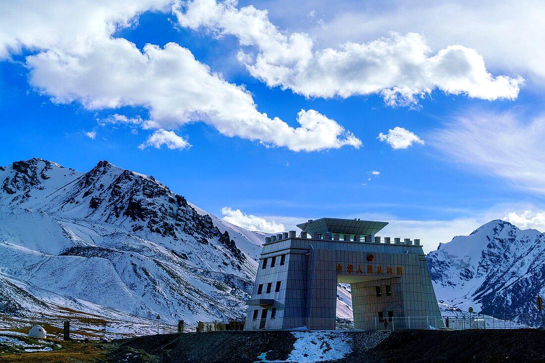 中国这俩颇具传奇的县均为极边之地，绝美风景都在去往县城的路上