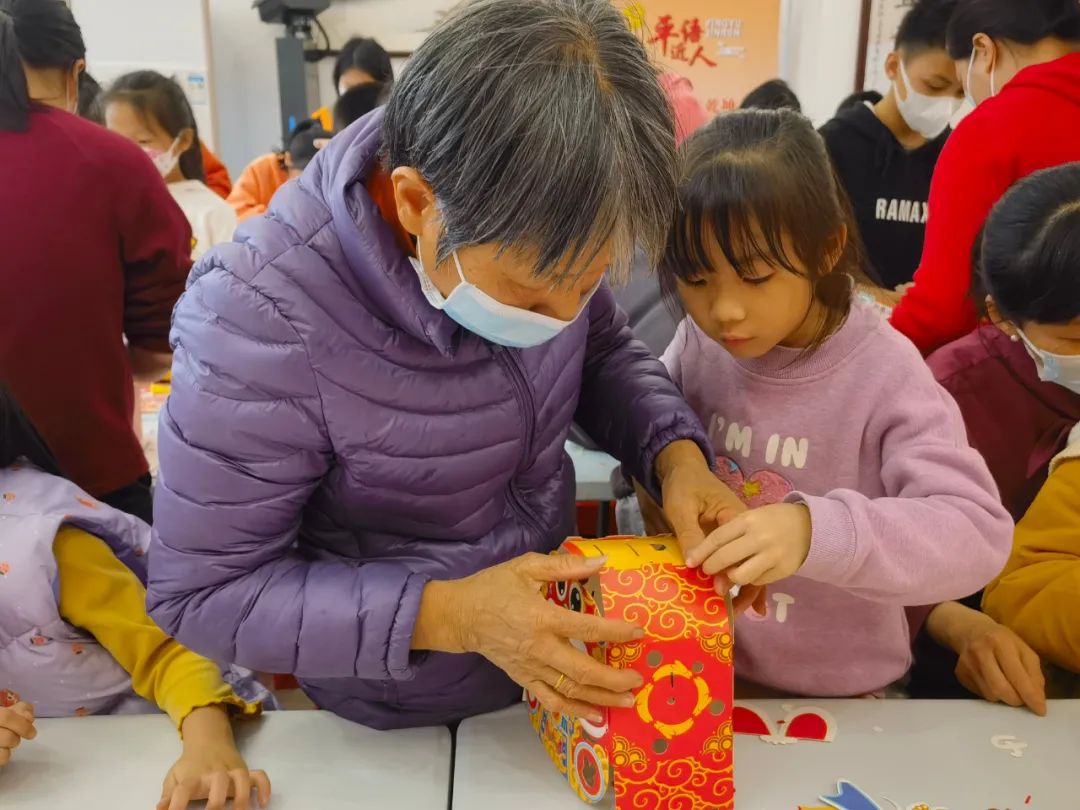 妇女姐妹秀巧手自制花灯闹元宵,闹元宵手工作品龙年
