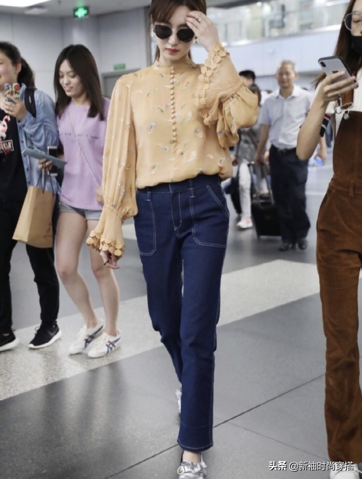 江疏影的条纹海魂衫造型清新减龄,江疏影穿衣搭配高级感十足