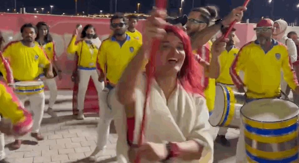 “天花板球迷”走红：再不疯狂，我就老了