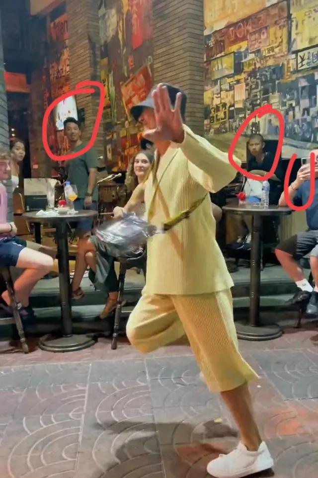 印小天在国外跳舞视频,印小天泰国街头尬舞被嘲