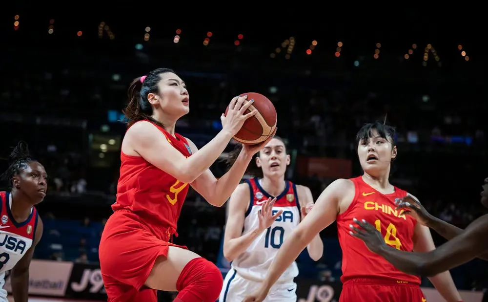 李梦：16岁差点退役，母亲患癌，父亲尿毒症，如今撑起女篮一片天