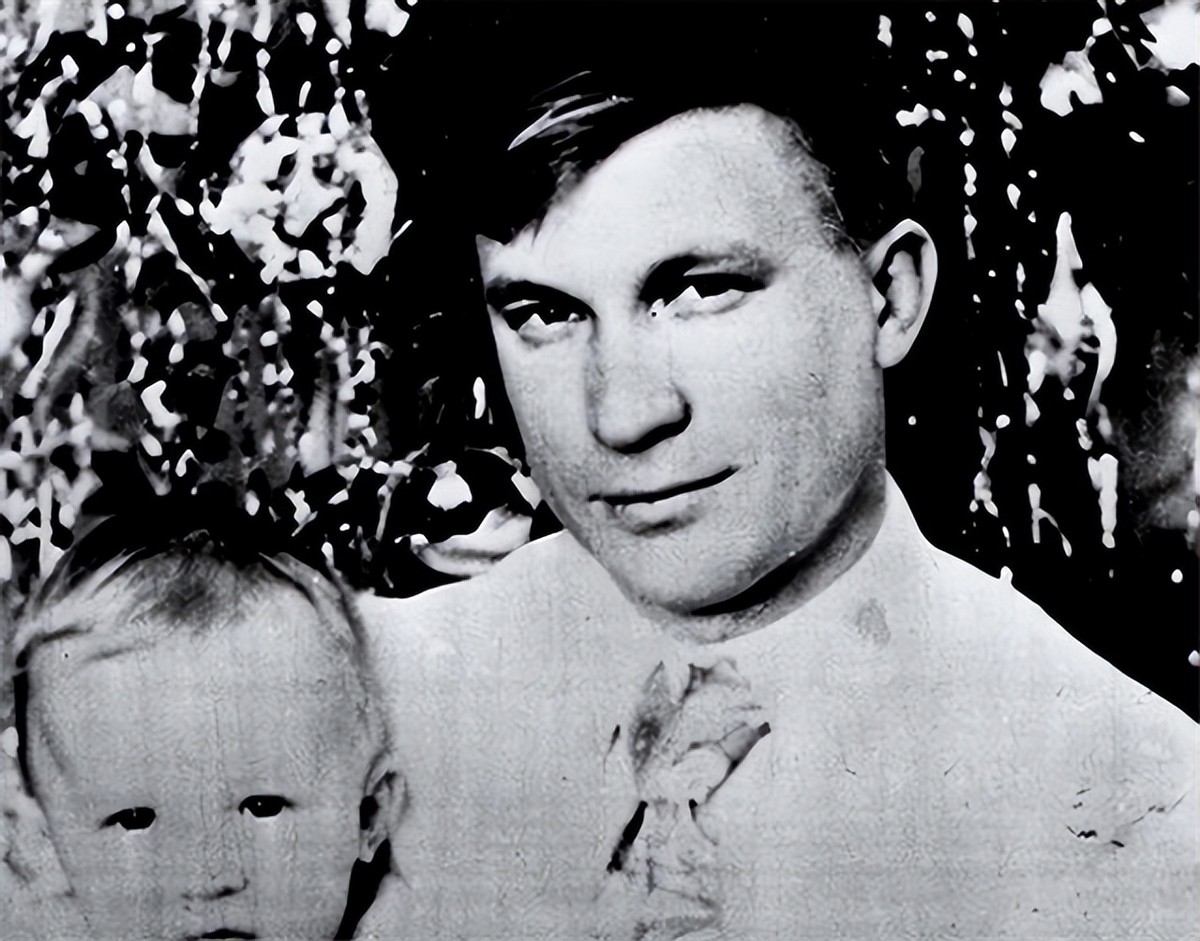 苏联飞行员驾机逃回祖国,苏联飞行员逃亡