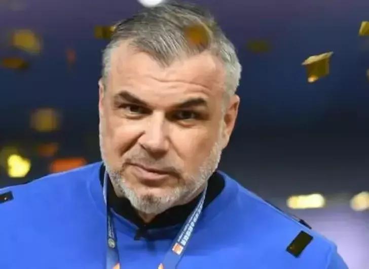 国足必须打好翻身仗，主教练在哪里，咱得好好白话白话