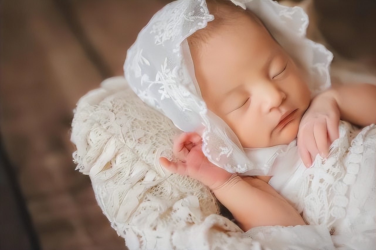 周杰伦晒儿子罗密欧赏画照,周杰伦儿子罗密欧发型