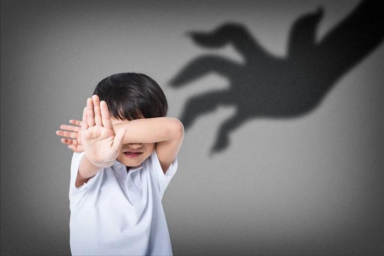 5岁女孩放学回家哭,5岁小孩放学回来哭了