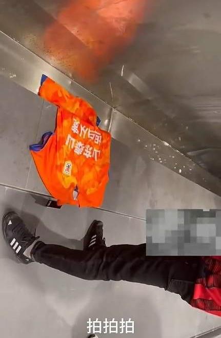 申花绝杀海港球迷的欢呼声,山东泰山迎战上海申花球迷庆祝