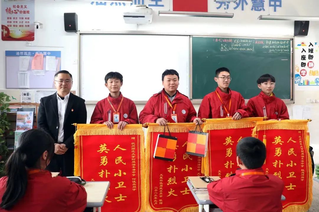 路遇火灾,突发火灾路过少年紧急灭火