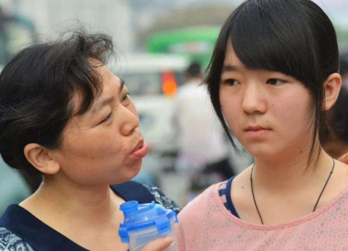 大学生称买不到药，父亲邮寄3公斤“常备药”，评论区满是谴责声