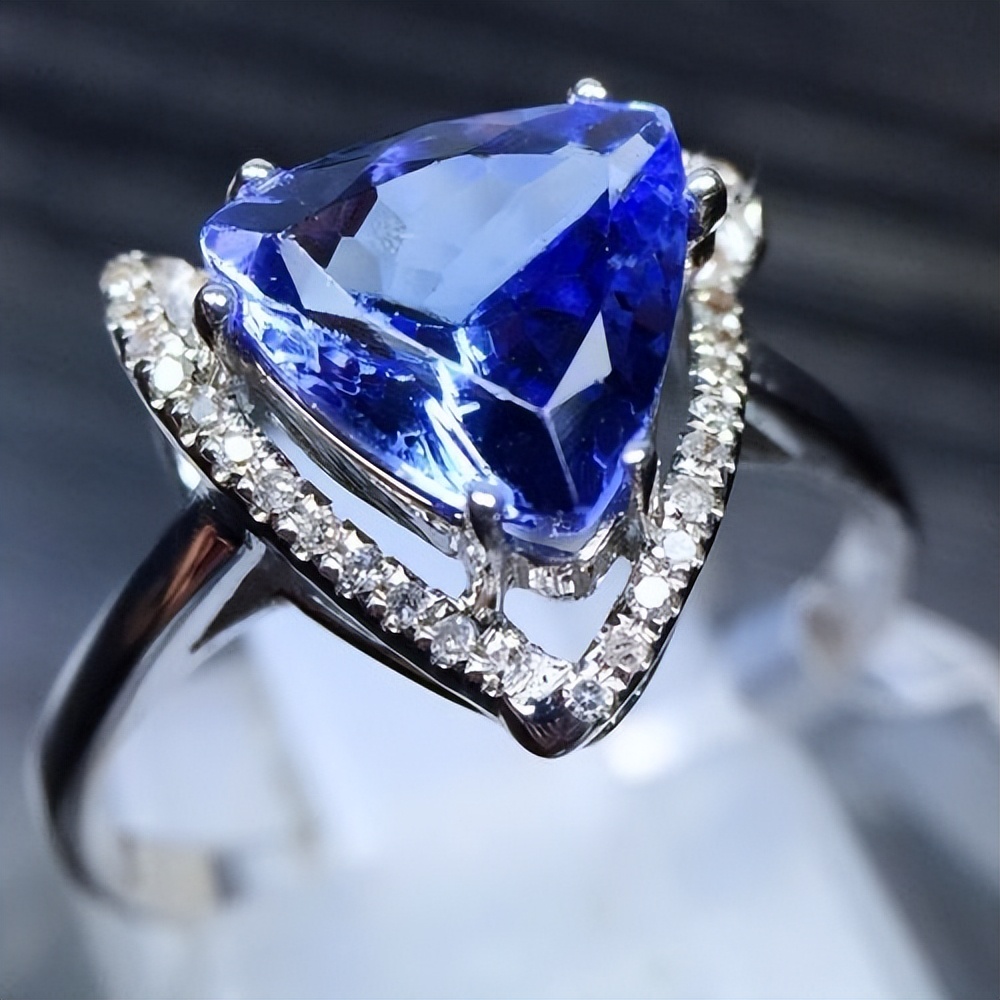 坦桑石描述,坦桑石的形成