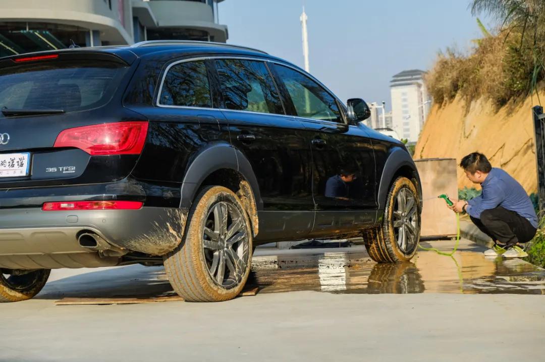 奥迪q7quattro脱困强大到可怕,奥迪07款q7quattro雪地爬坡