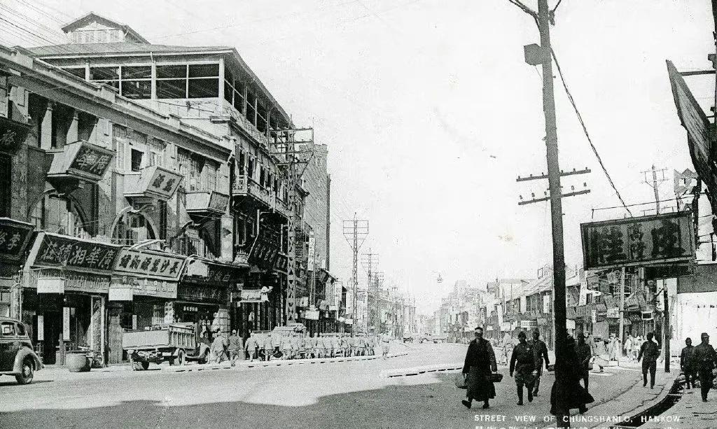女子穿侵华日军服装摆拍新闻视频,女子身着日本侵华军装露脸