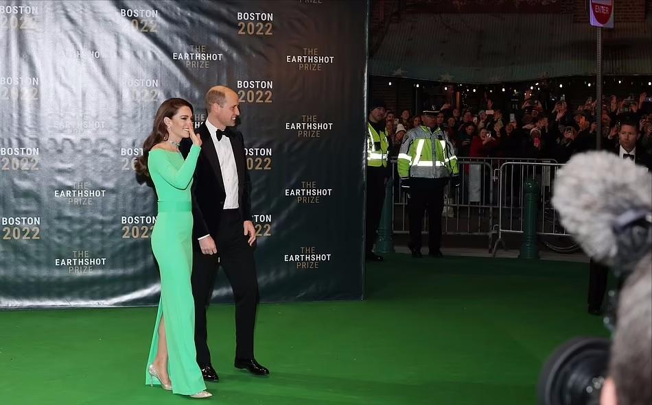 凯特罕见高调穿紫绿撞色显高贵,凯特黄裙露面照