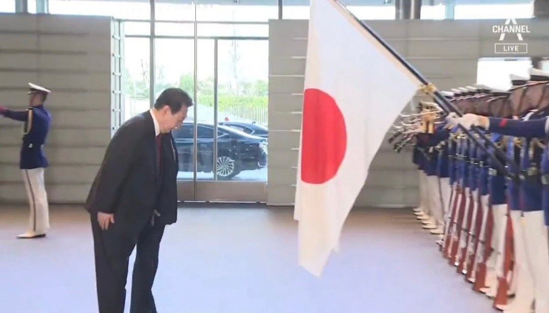 韩国酒店*绑捆**五星红旗，经理连说“对不起”，中国小伙果断出手