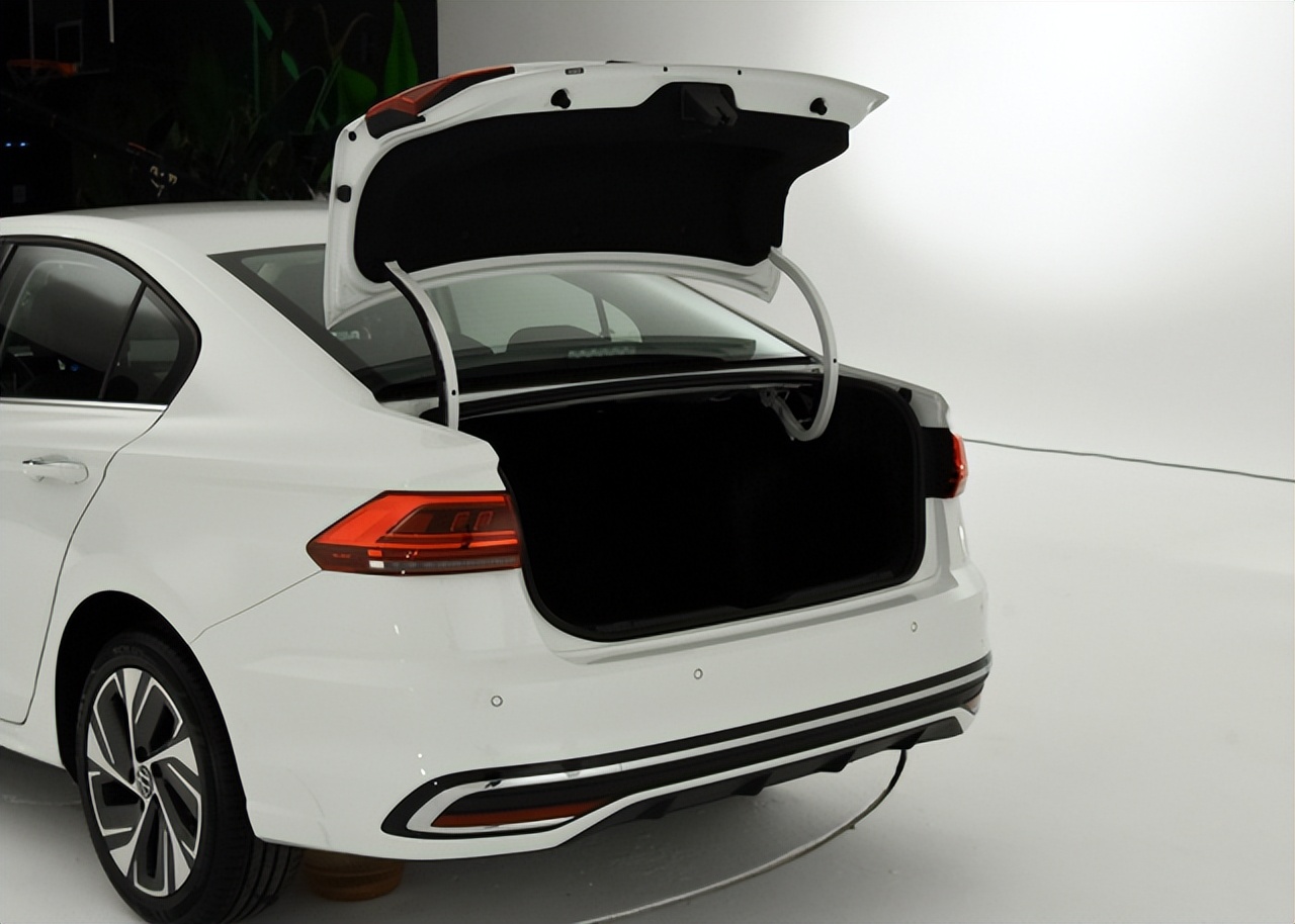 新宝来哪一年上市的,新宝来还出手动吗