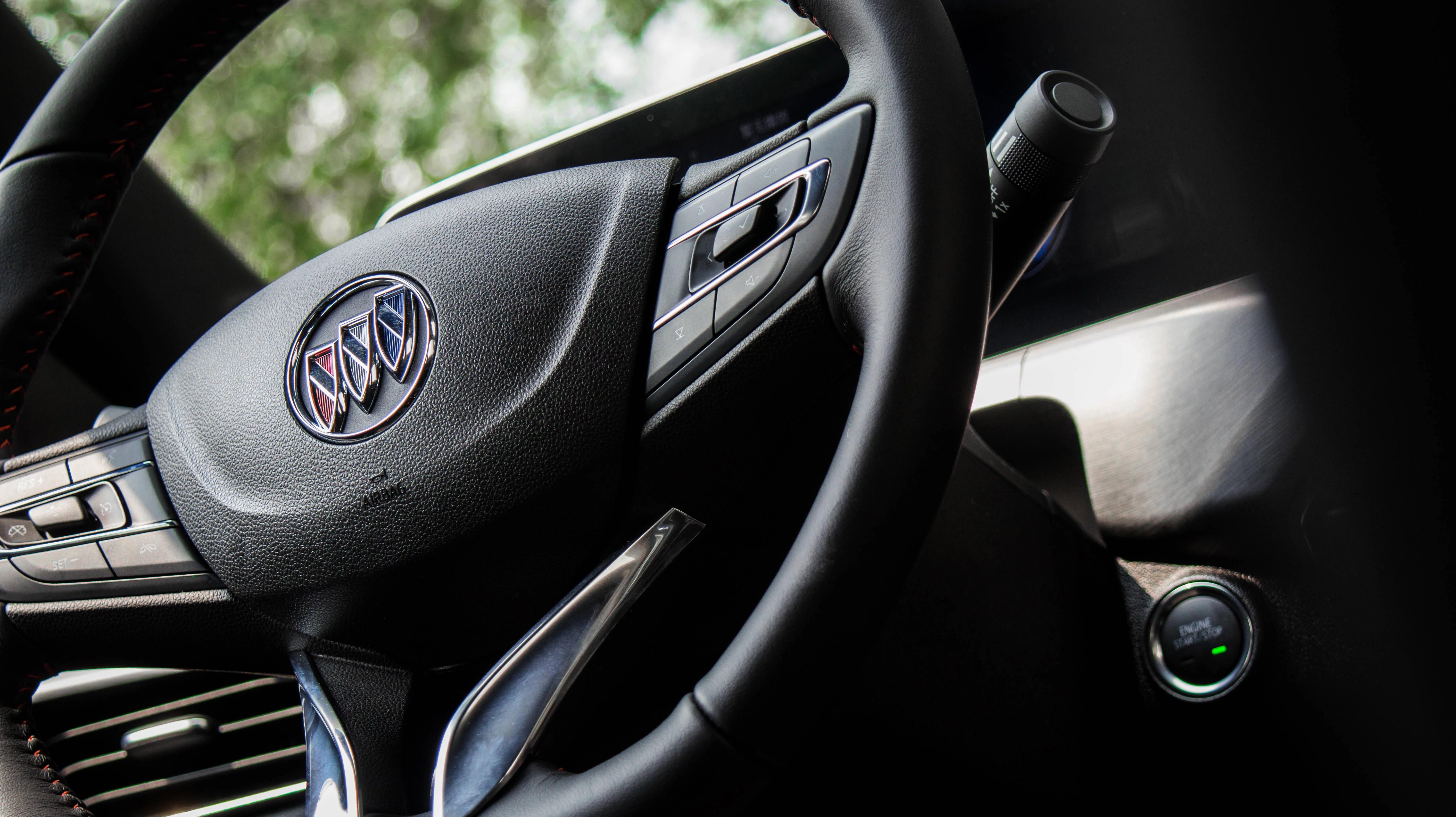 别克威朗ProGS，外观挺不错的，颜色是宝蓝色我很喜欢