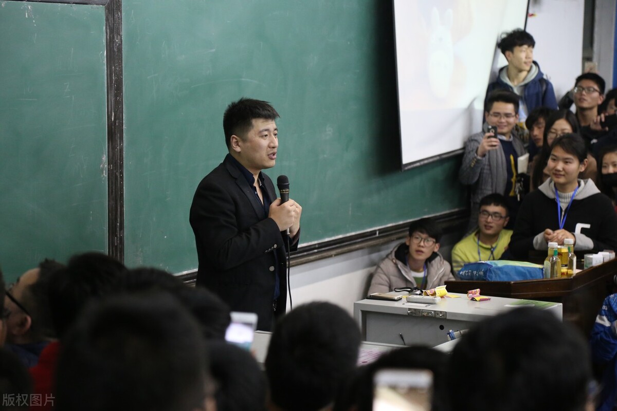 张雪峰讲上大学期间一定要多读书,张雪峰谈美术生学费开销