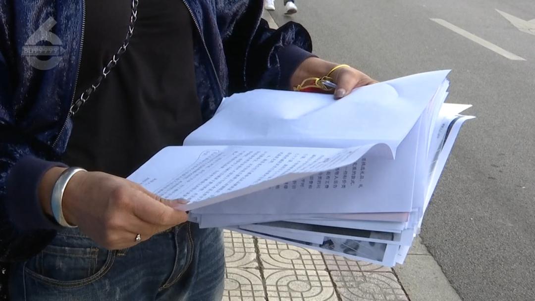 女子拿黄金换4988元钻戒,女子到金店置换金手镯