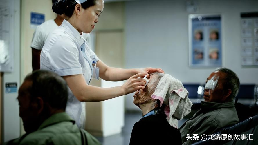 80岁老母瘫痪在床儿子要出去工作,老人瘫痪在床母亲以泪洗面