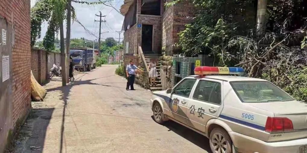 17年27岁女子出租屋内卖淫，一次50到200元，为何民警还给她捐钱