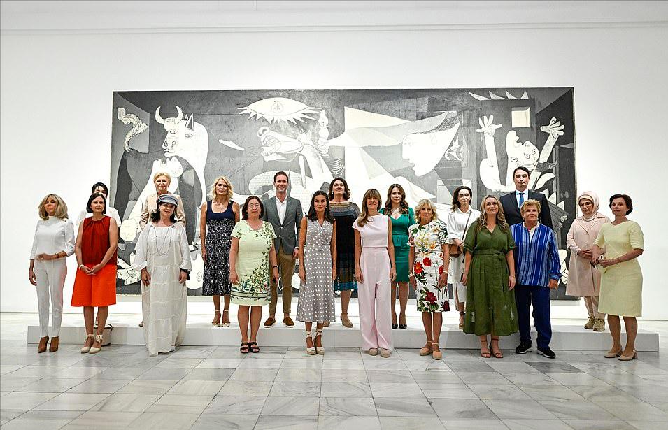 站在太太团角落的韩国夫人成小透明？换成绿裙风光了，女主脸太美