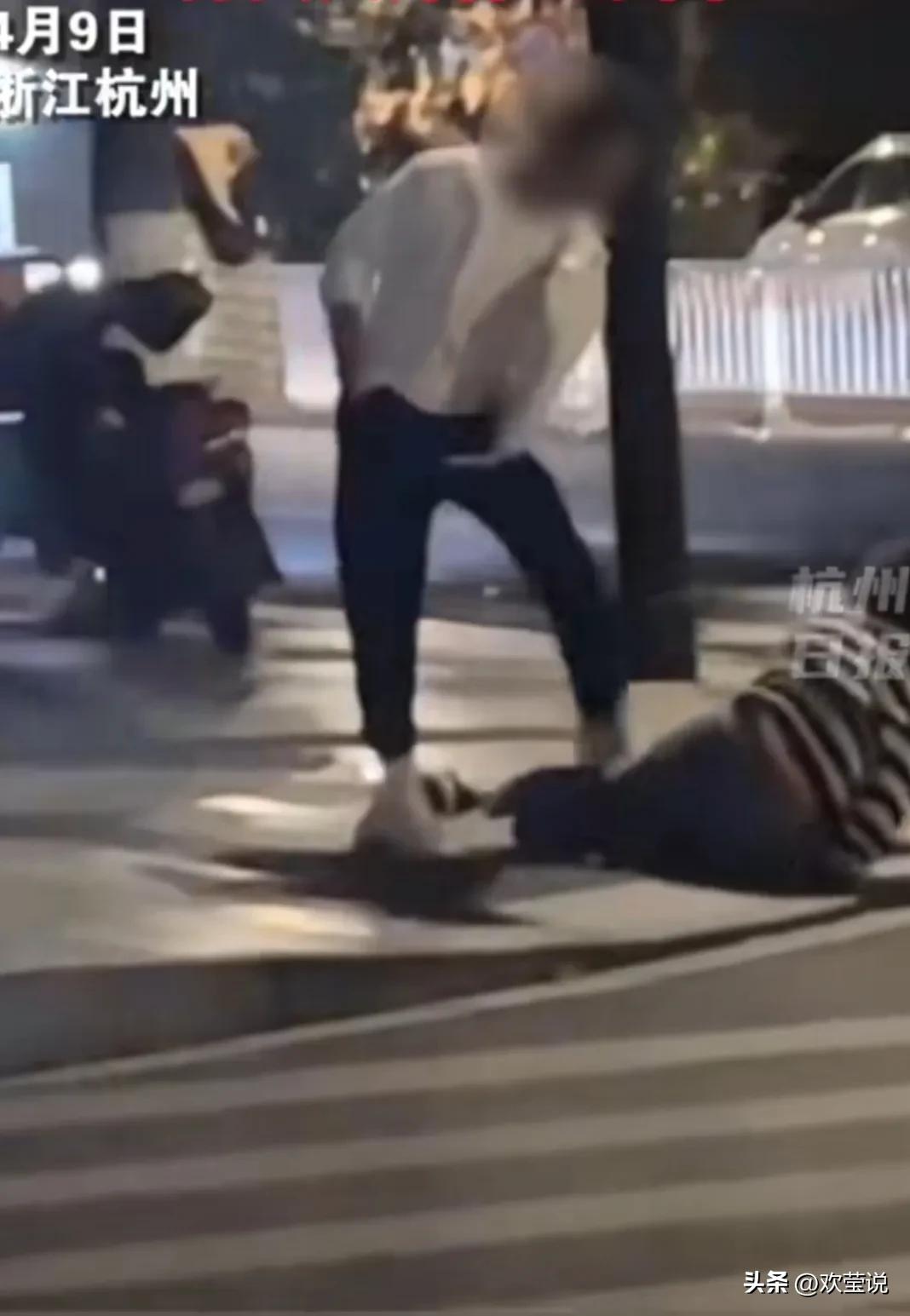 男子醉酒后被老婆踹飞,男子当街将妻子踢得连滚带爬