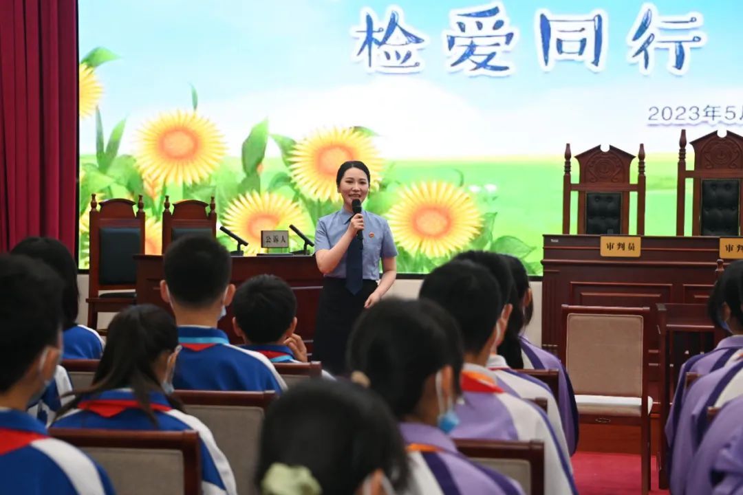 沉浸式体验法院零距离生动普法,零距离接触沉浸式体验