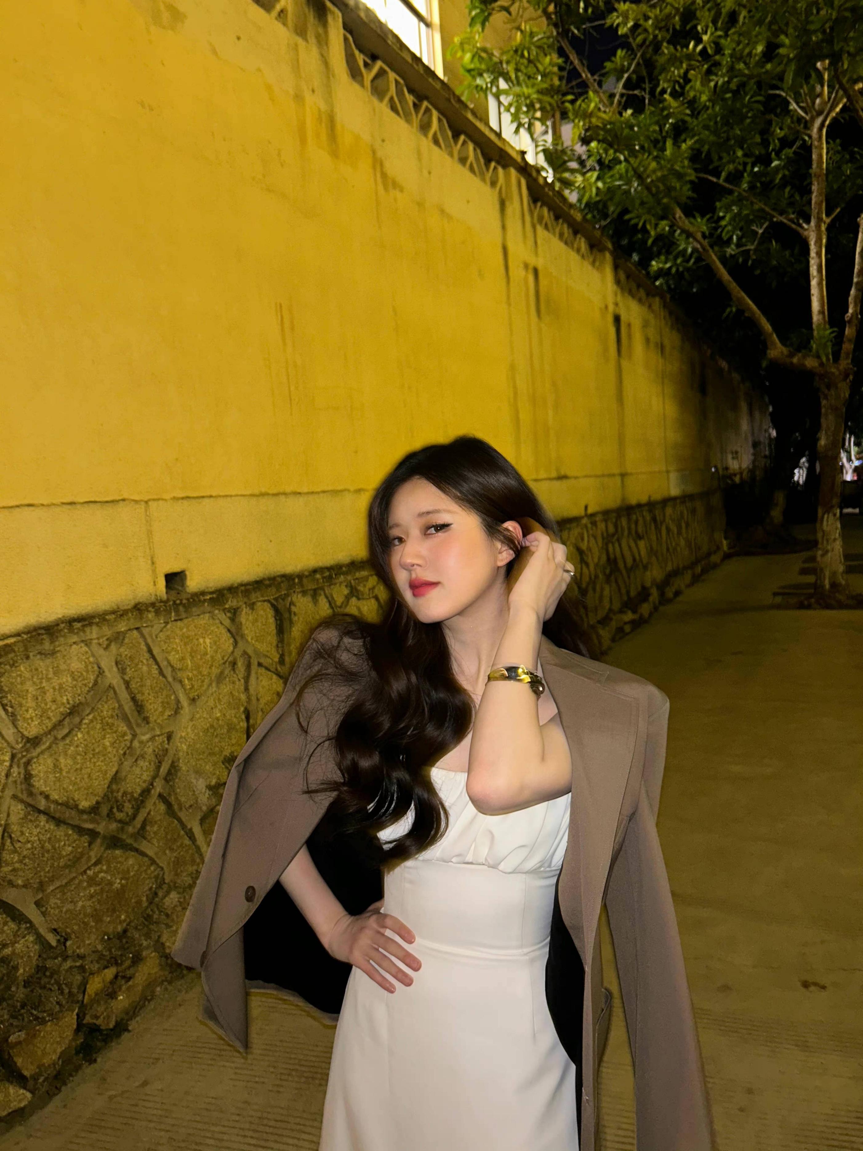 赵露思白色礼服造型2020江苏卫视,赵露思代言自然堂补水保湿护肤