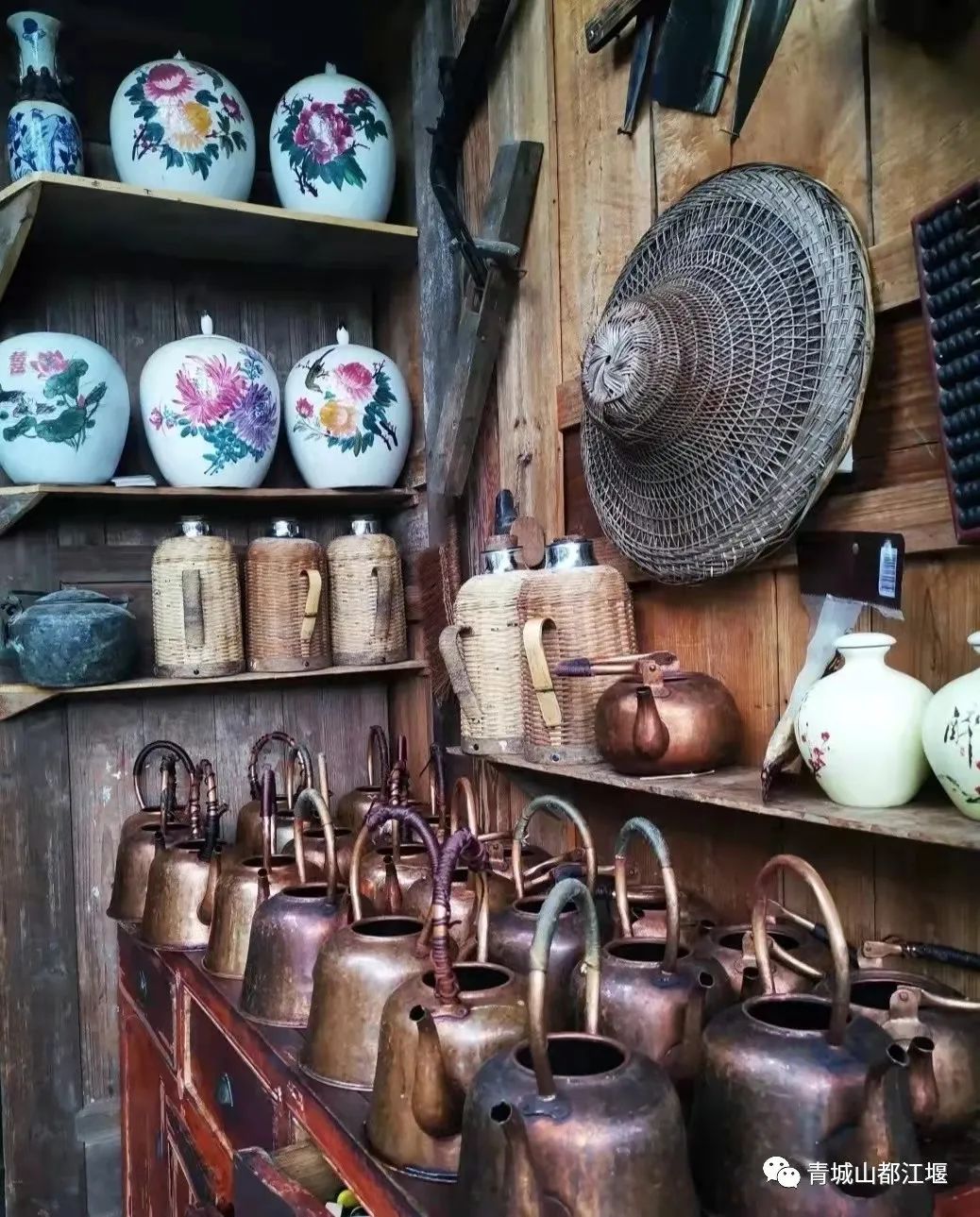 来都江堰的山间溪畔赴一场“好食光”！青山间的火锅店、花园里的小食堂......赏景美食两不误~